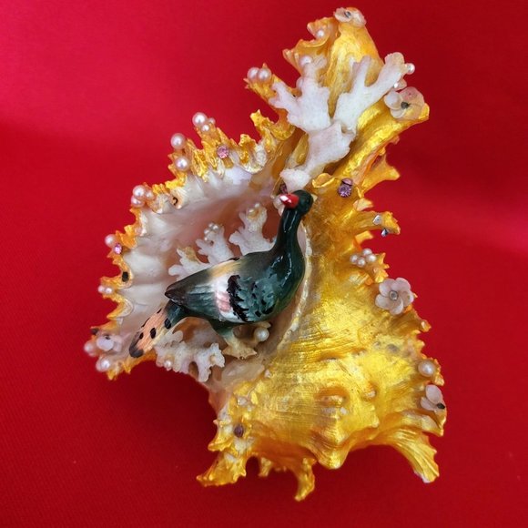 Bird Standing on Sea Shell Table Decor - Picture 10 of 12